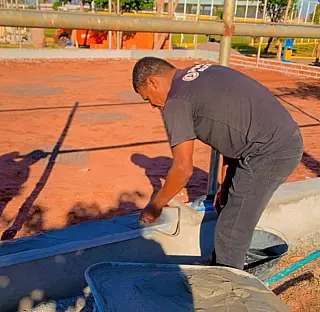 Quadras de areia de Deodápolis passam por obras de drenagem para melhorar estrutura esportiva
