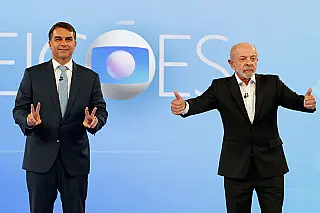 Lula e Flávio apresentam informações falsas; checagens divergem sobre quem errou mais