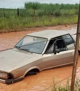 Moradora enfrenta madrugada de pânico ao ficar atolada em estrada rural de Cassilândia