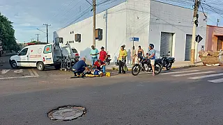 Motociclista fica ferida após colisão em cruzamento da Avenida JK