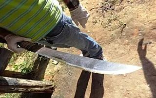 DEODÁPOLIS: Homem é agredido com facão após não juntar roupa