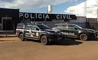 Estabelecimento teve porta arrombada e paredes marcadas por símbolo de facção criminosa