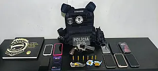 Polícia Civil prende dupla por tráfico e apreende arma e drogas