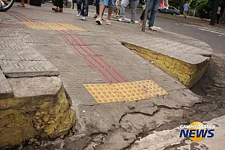 Queda em falha de calçada gera multa a imobiliária e Prefeitura