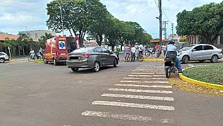 Honda Civic e moto colidem em cruzamento na área central da cidade
