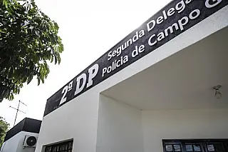 Mulher é agredida com café quente e pauladas por vizinho no Nova Lima
