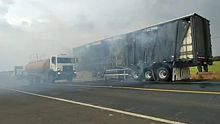Carreta carregada com algodão pega fogo na entrada de Cassilândia