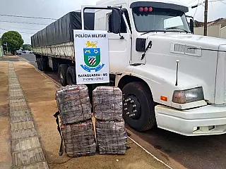 PM apreende carreta transportando 200 kg de maconha em Bataguassu