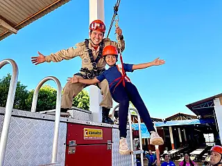 Aventura e aprendizado: Tirolesa com os Bombeiros agita colônia de férias na Escola João Chama