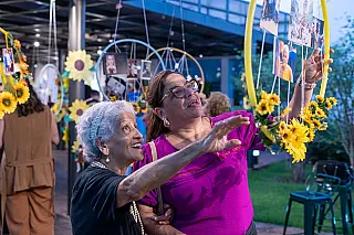 Lançamento de livro reúne poesia e fotografia no Sesc Teatro Prosa