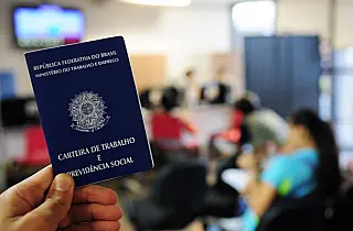 Taxa de desemprego fica em 11,1% no trimestre até dezembro de 2021, afirma IBGE