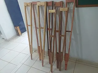 Muletas confeccionadas em presídio de Caarapó ajudam assistência à saúde municipal
