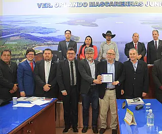 Prefeito, vice-prefeito e funcionários da empresa participante de moção de parabéns