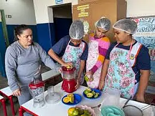 Escola Municipal Professor Jesus José de Souza, sala de aula se transformou em uma cozinha criativa
