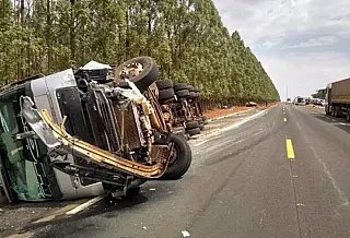 Casal morre em acidente com carreta em MS

