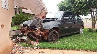 Carro desgovernado invade calçada e colide em muro