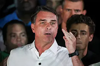Flávio Bolsonaro chega nos EUA com a esposa e as filhas após ser derrotado nas urnas