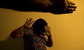 Homem é preso por espancar esposa