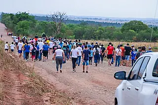 Fiéis realizam caminhada de 12 km em homenagem a Nossa Senhora Aparecida