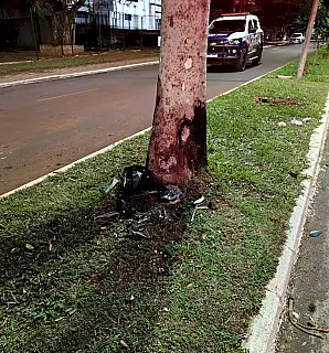 Adolescente bate moto em coqueiro e sofre fratura exposta