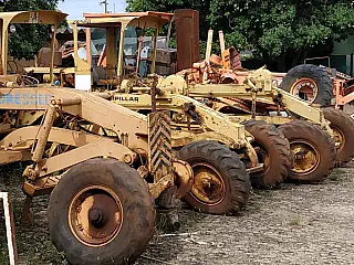 Assentados trocam enxadas por máquina plantadeira de mandioca emprestada pela Prefeitura