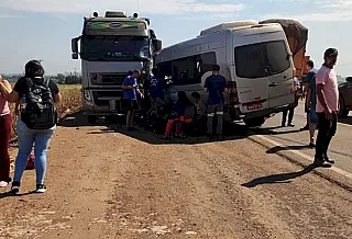 Colisão entre van e caminhão parado deixa feridos entre Fátima do Sul e Dourados