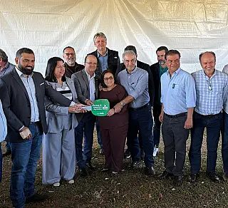 Tratores entregues a 12 municípios reforçam apoio à agricultura familiar em MS
