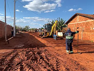 Rompimento durante obra de esgoto causa falta de água em bairros de Sidrolândia
