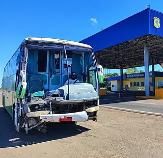 Motorista dirige ônibus sem para-brisa e usa capacete na BR-158