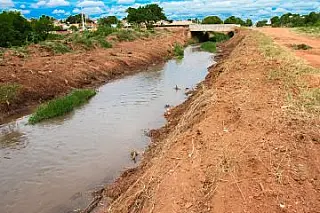 Moradores contestam suspensão das obras de canalização do Córrego Fazendinha em Paranaíba