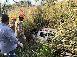 Dois homens morrem após carro cair em ribanceira e parar em córrego em Deodápolis