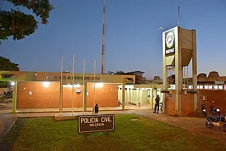 Ao ser preso por agredir ex-mulher, homem xinga e bate em policiais