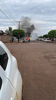Carro pega fogo e tem perda total no bairro Jandaia em Sidrolândia