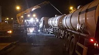 Bombeiros Evitam tombamento de carreta carregada de combustível em Posto Fiscal