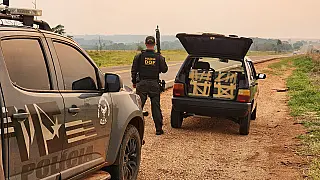 Policiais militares do DOF apreenderam, um veículo Fiat uno 205 quilos de maconha