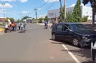 Motorista invade contramão, atropela ciclista e colide com carro estacionado em Paranaíba
