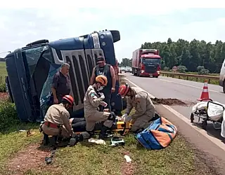 Caminhoneiro é levado para atendimento após tombamento de carreta na BR-163