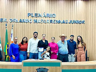 Vereadora Amanda da Saúde homenageia empresária por trajetória de superação