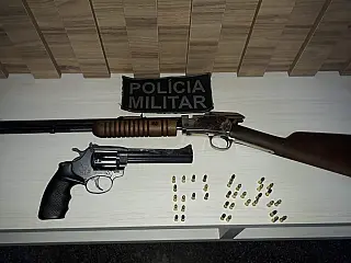 Polícia Militar apreendeu em distrito, armas e munições em veículo