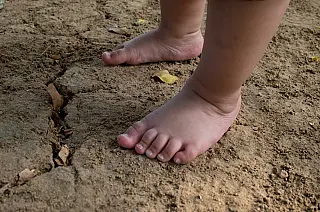 Criança de 3 anos é encontrada sozinha e caso mobiliza Conselho Tutelar em Paranaíba