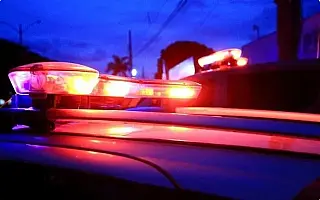 Homem causa confusão e tenta agarrar clientes pelo pescoço em bar