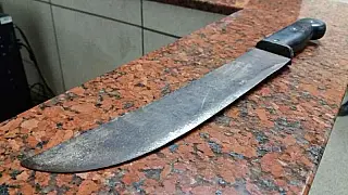 Vizinho ouve barulhos e ao sair flagra homem esfaqueando mulher na cabeça no meio da rua