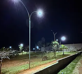 Praça São José recebe modernização na rede elétrica e novos postes de iluminação
