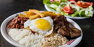 Veja quais alimentos do prato feito tiveram maior aumento de preço no país