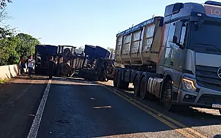 Acidente com veículos de carga causa congestionamento na BR-060