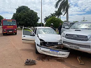 Bombeiros e Polícia Militar atendem ocorrência de trânsito no centro de Sidrolândia