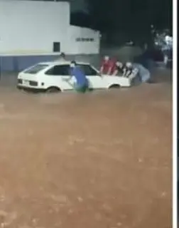  Forte chuva causa alagamentos e transtornos em Ivinhema