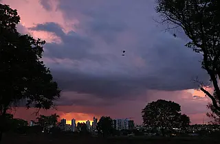 Avanço de frente fria combina sol e probabilidade de chuvas nesta quinta-feira