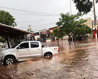 Forte chuva causa diversos danos na cidade