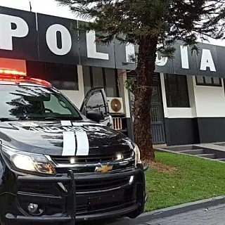 Ensanguentada, mulher pede ajuda a policial após ser esfaqueada em São Gabriel